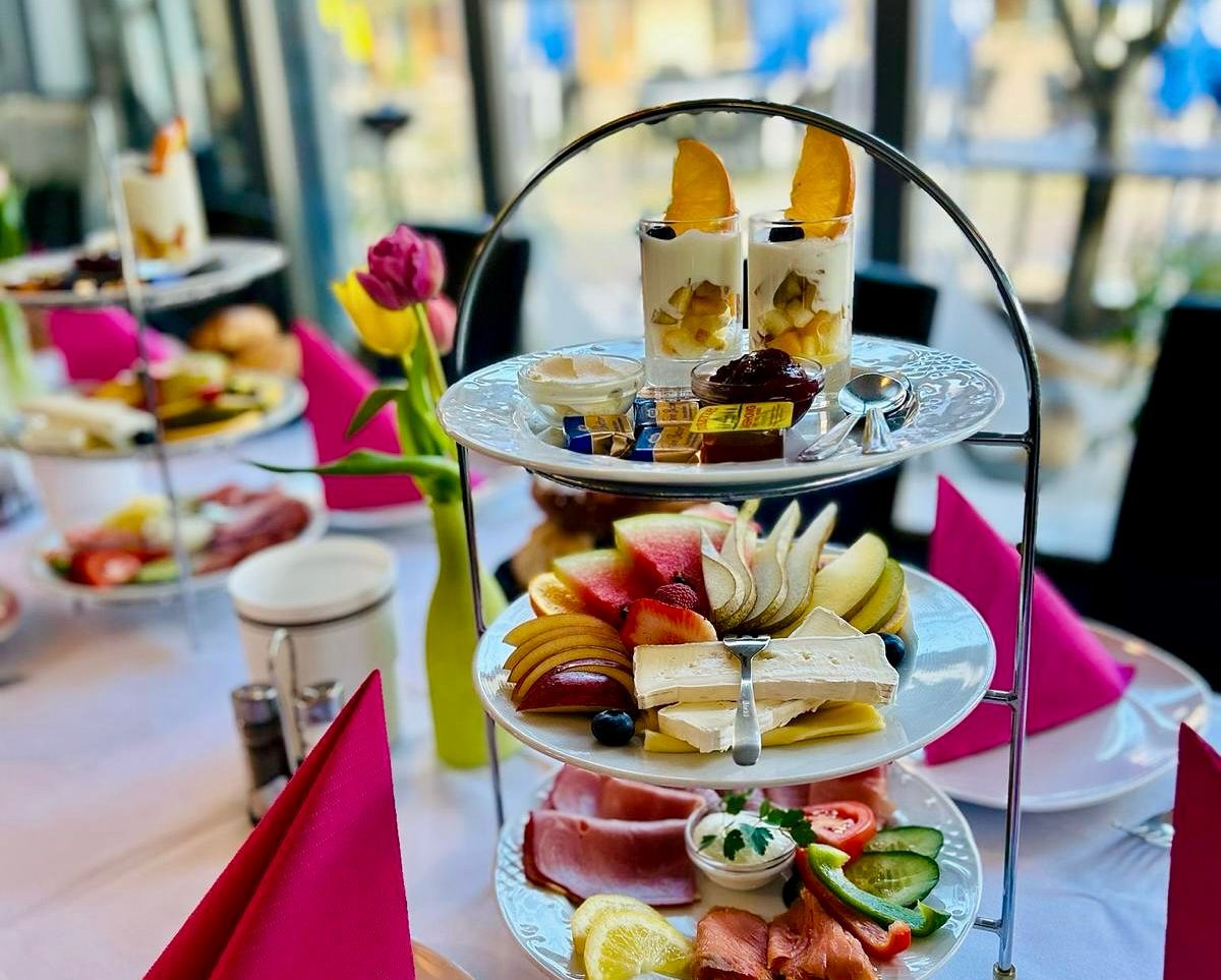 Pavillon Frühstück Unser Pavillon Frühstück auf einer Etagere mit frischem Obst, Joghurt mit Müsli, Aufstriche, Käse, Wurst, Lachs und Gemüse.